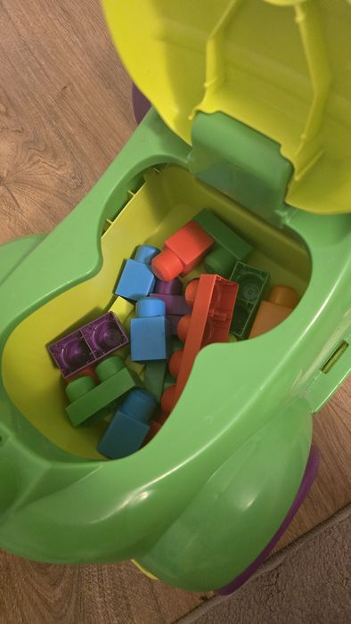 Крокодил за бутане с крачета с много други играчки