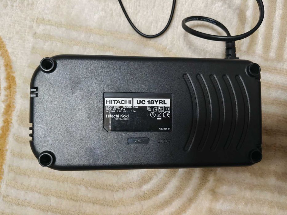 Vând încarcător acumulatori Hitachi UC18YRL 18V 3,5A bormasina, in stare foarte buna