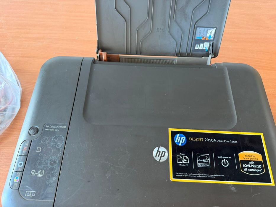 Продам цветной принтер HP 2050