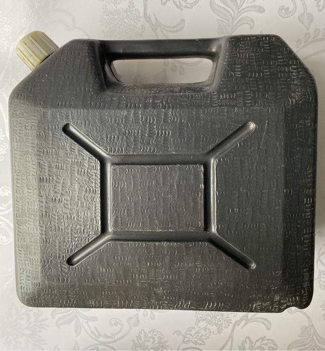 Продаю пластмассовые канистры