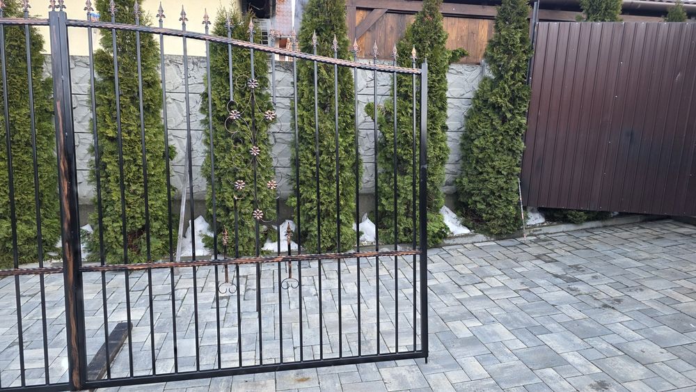 Vând poarta lungime 4m înălțime 1.8m portiță pietonala 1m/1.8m