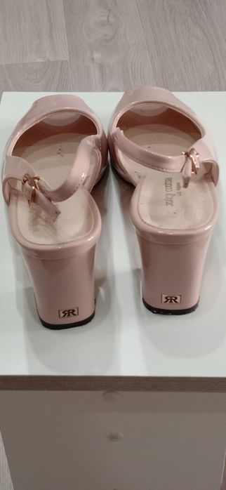 Продам босоножки