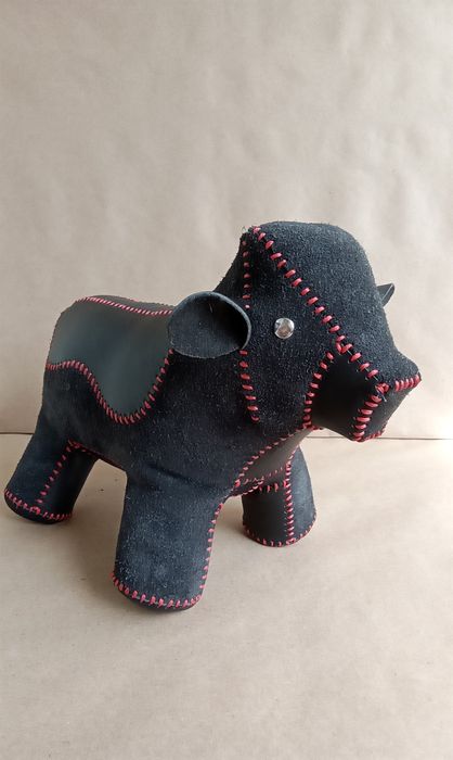 Кожаные интерьерные фигуры.