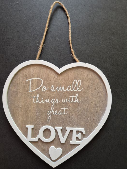 Inimă decorativă din lemn suspendată