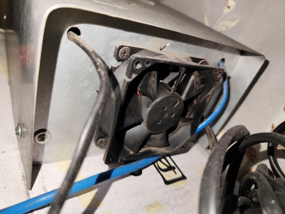 Ups sotiladi 12v 220v chiqaradi