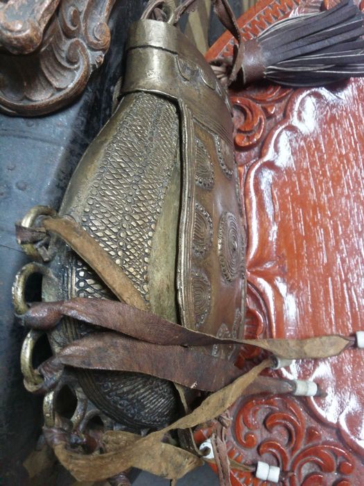 Антикварен бронзов съд.Обзавеждане