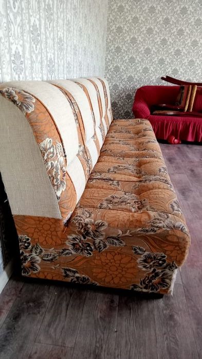 Диван, книжка, кровать