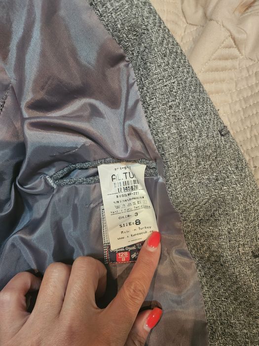 Продам два костюма и пиджак на мальчика.