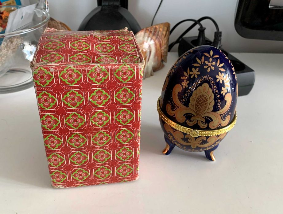 Ou decorativ tip Fabergé din porțelan cobalt cu suport cutie originală