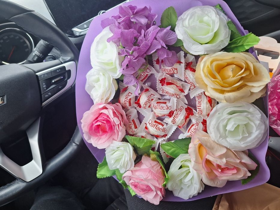 Букет из цветов и рафаелла