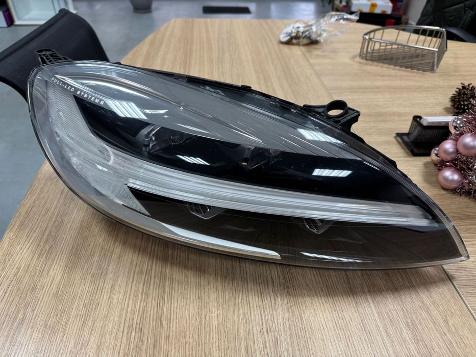 Десен led фар Volvo V40 2018