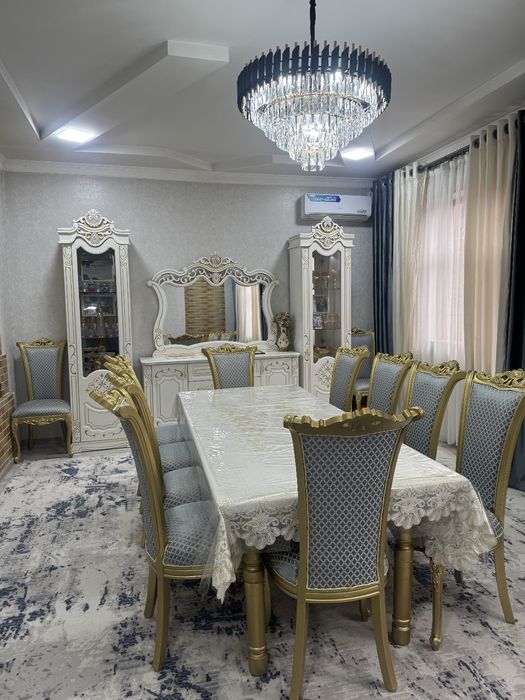 Продаю стол стулья 12 шт и пинал камод