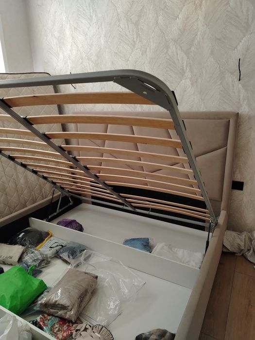 Двуспальная кровать