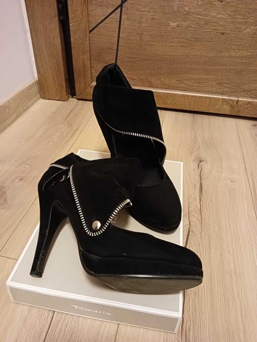 Черни велурени обувки с ток