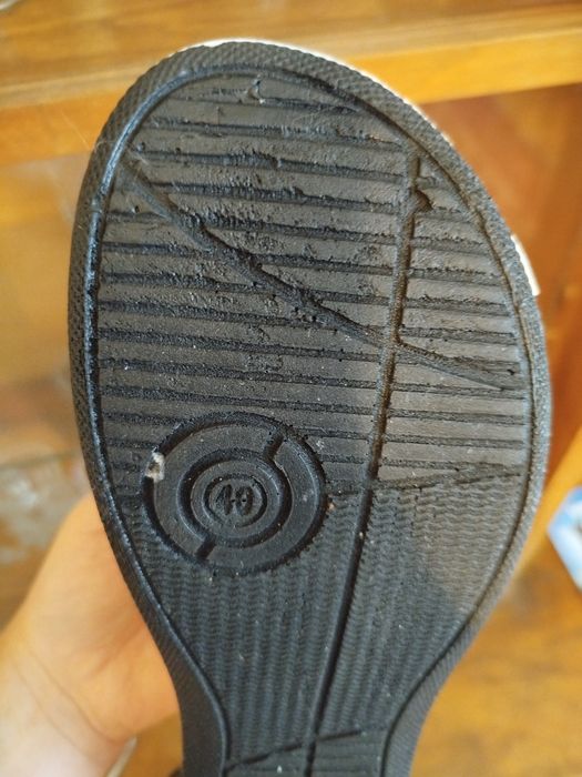 Бели чехли 40 номер