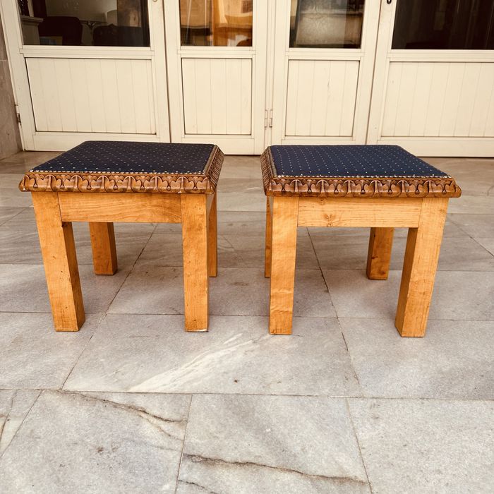 Комплект ръчно резбовани шведски табуретки.Винтидж скандинавски стил