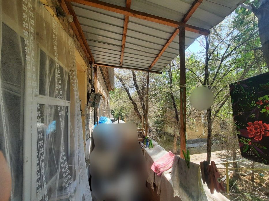 1  Хонали жой сотилади. Гиштдан курилган домда