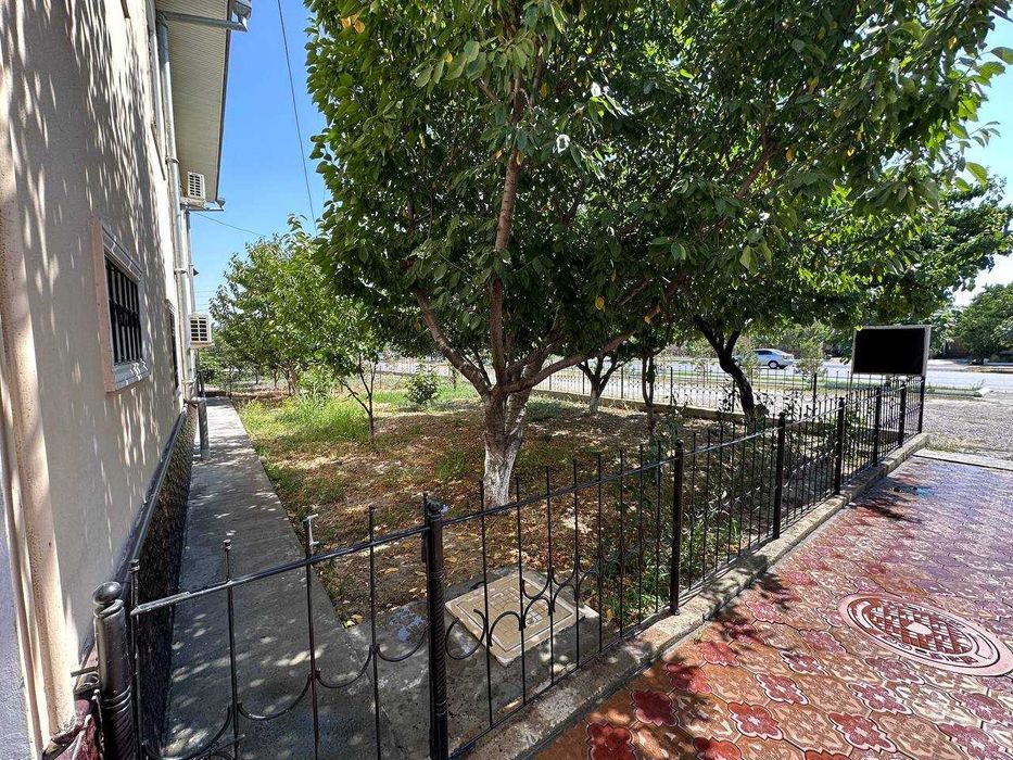 Уй (участка) сотилади. 2 каватли, 9 та хона, 6 сотих