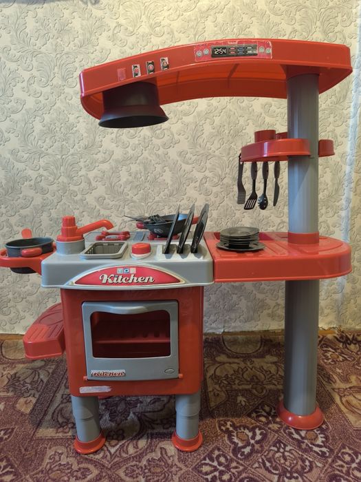 Детская кухня с посудой