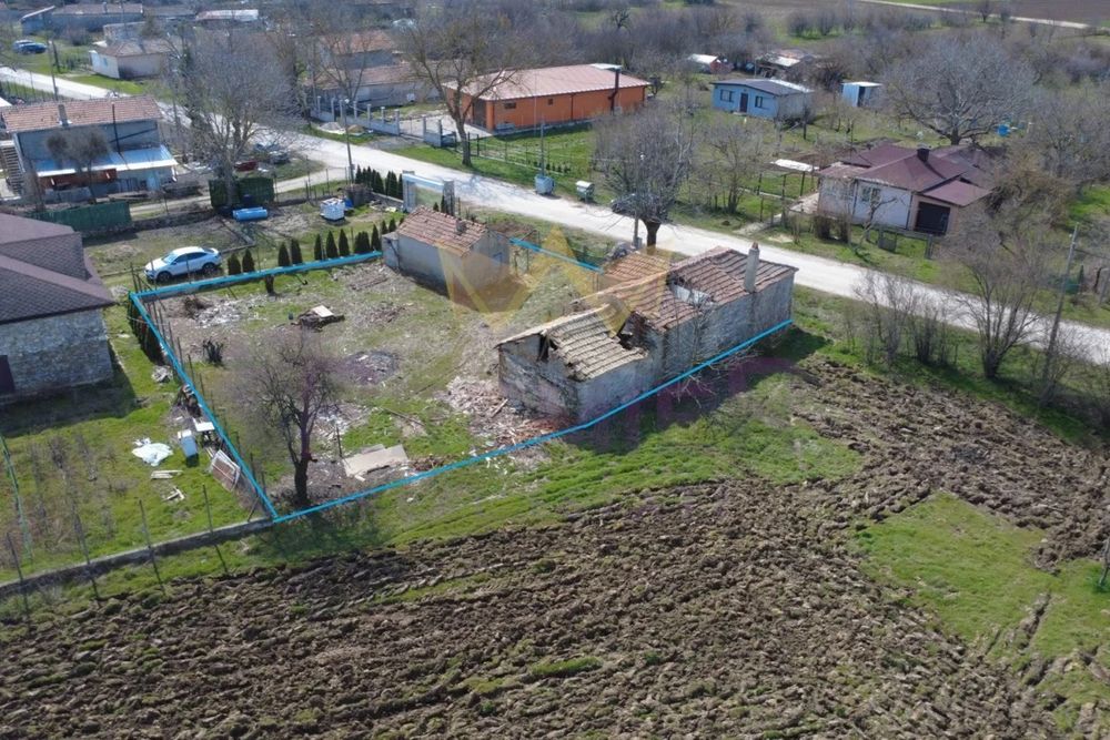 Поземлен имот в с. Новаково 707 м2 със законни постройки за събаряне.
