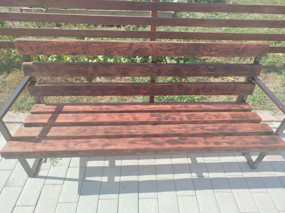 лавочка из красного дерева на улицу