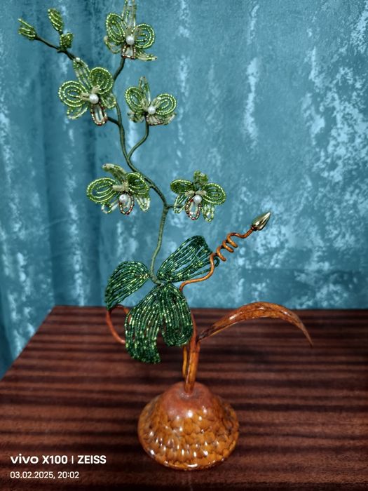 Продам цветы из бисера-Орхидеи.