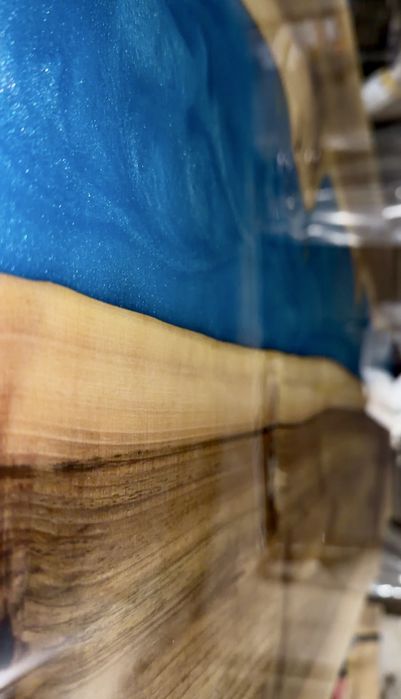 Маса от масивно дърво и смола