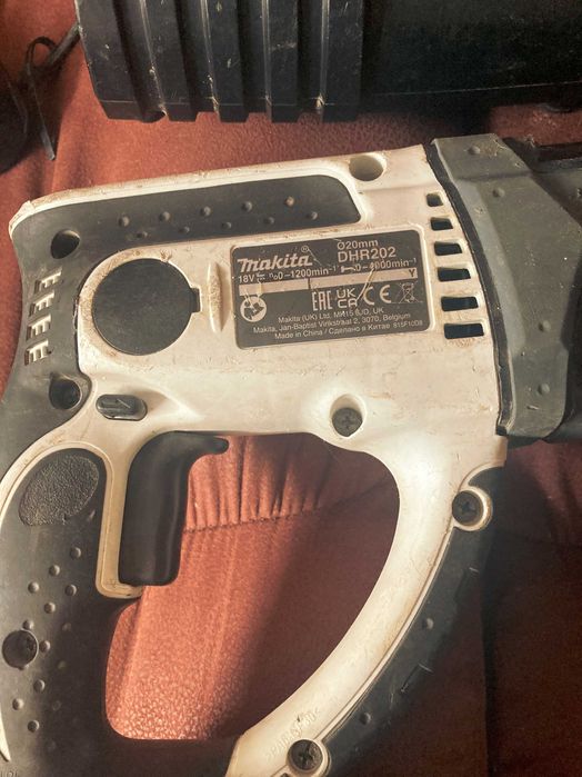 Акумулаторен перфоратор Makita DHR202
