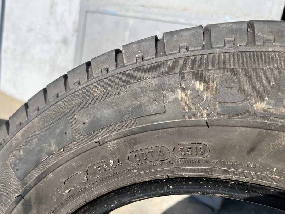 2 бр. гуми за бус 215/70/15C Michelin DOT 3519 7 mm