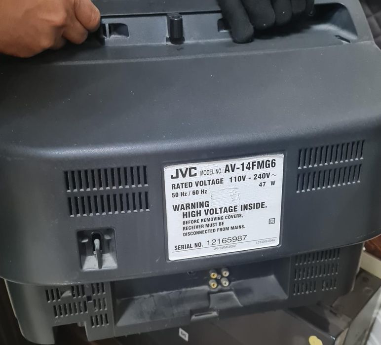 Продам телевизор с настенной подставкой