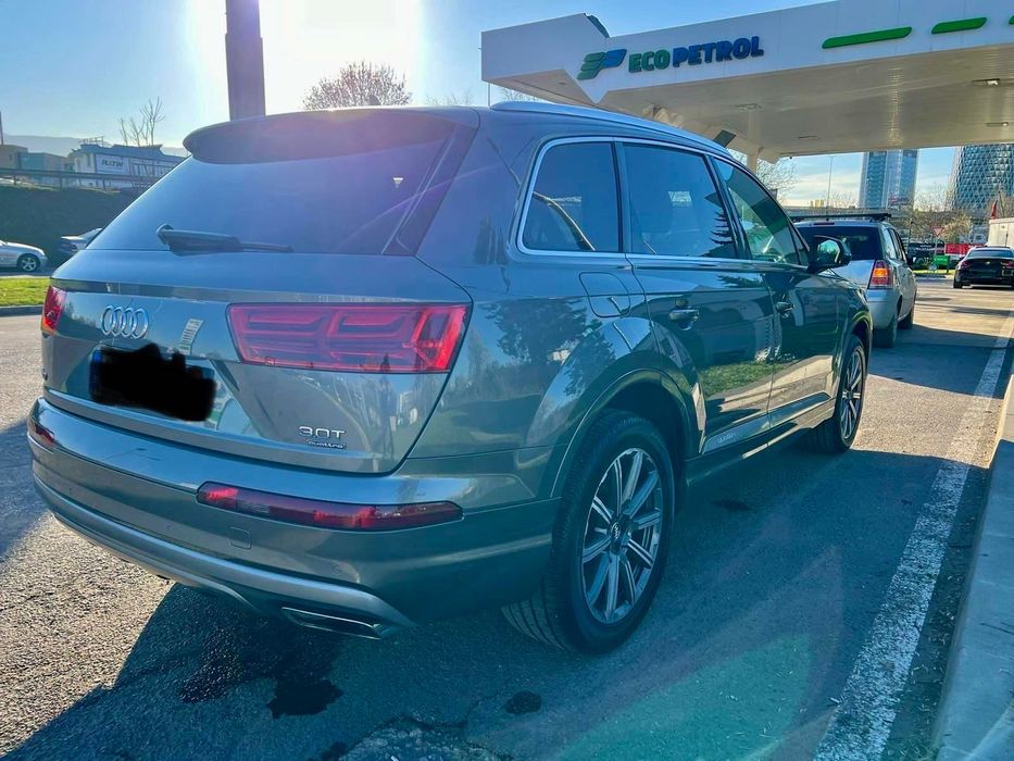 Сив джип Audi Q7