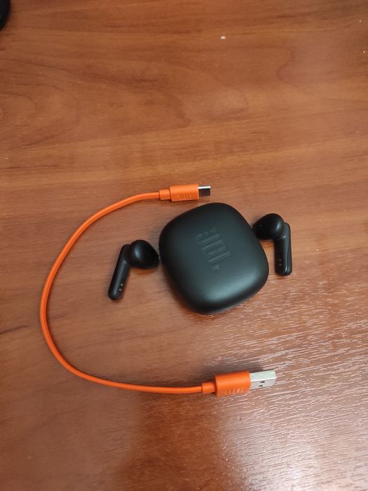 Наушники JBL. Требуют ремонта так как не заряжаются. Использовал месяц
