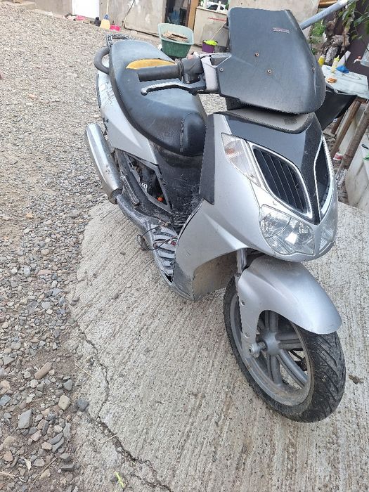 Vând aprilia city 125cc