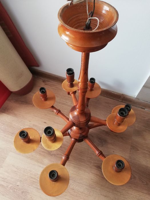 Lustră din lemn clasică