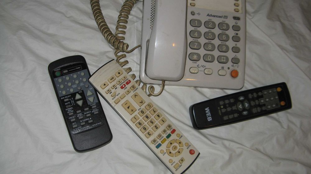 Vand  trei telecomenzi