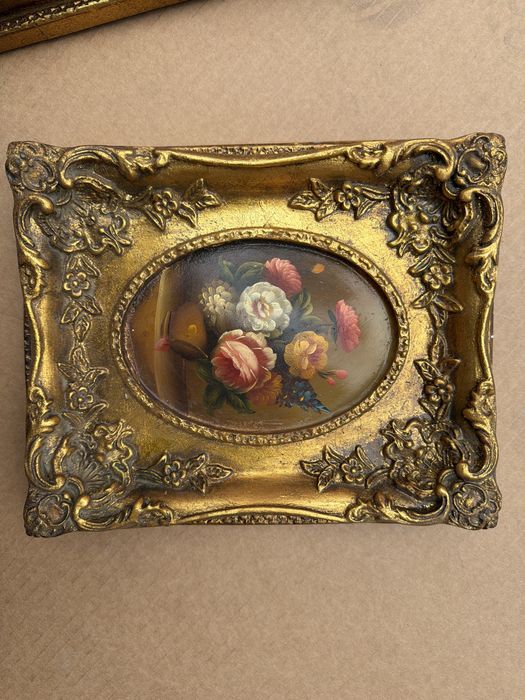 .Tablou,pictura in ulei  pe lemn(pereche)- oval convex,vaza cu flori