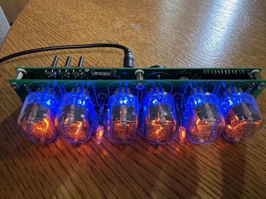 Продам часы на лампах