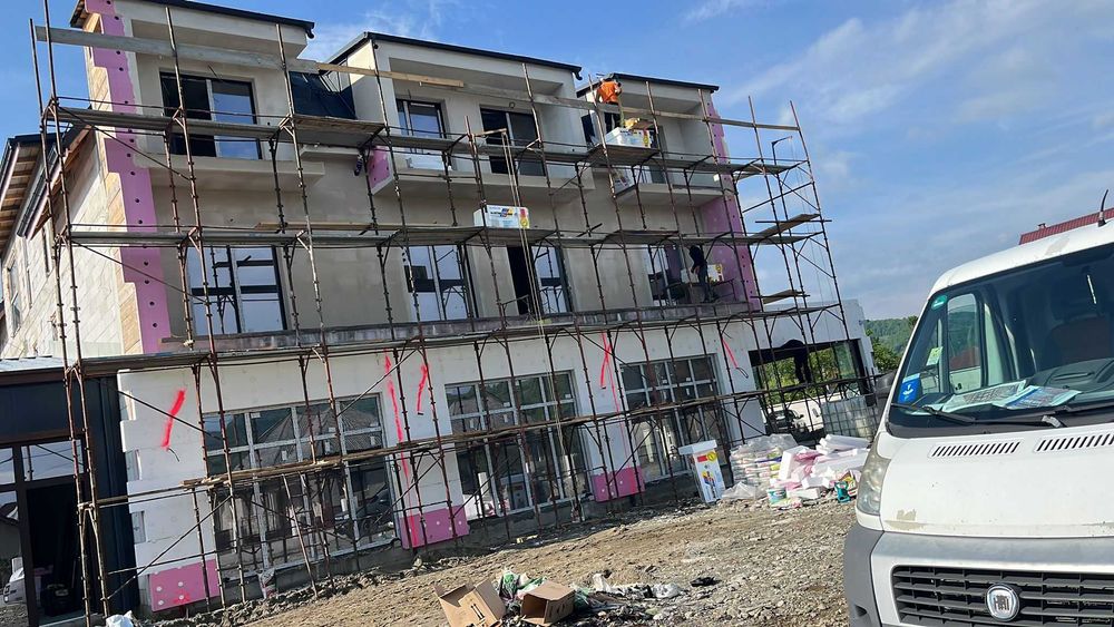 Executie fatade, lucrari interioare, case la rosu