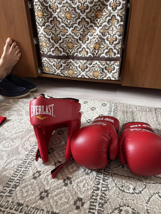 Пррдам Everlast шлем и Top Ten перчатки