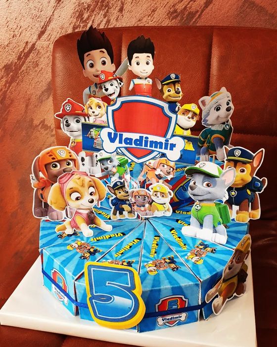 Tort din cutiute de carton