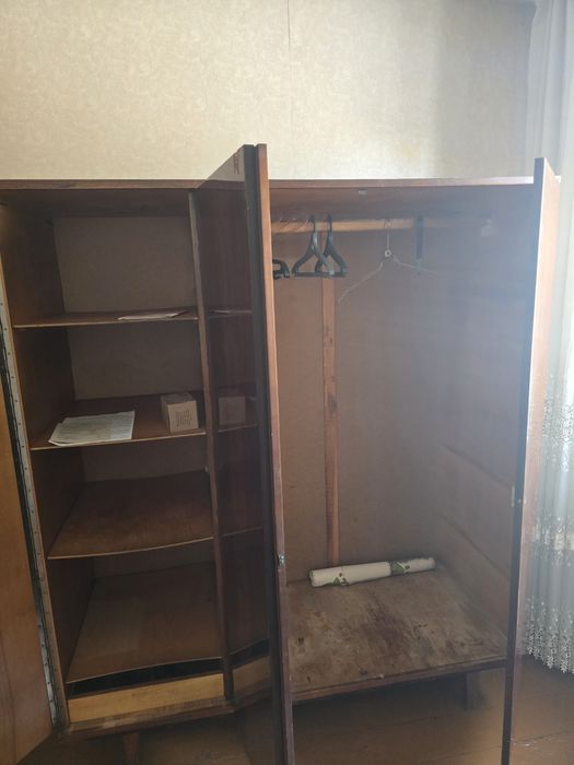 Отдам шифонер,стол,зеркало