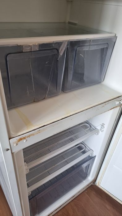 тоңазтқыш жұмыс істеп тұр