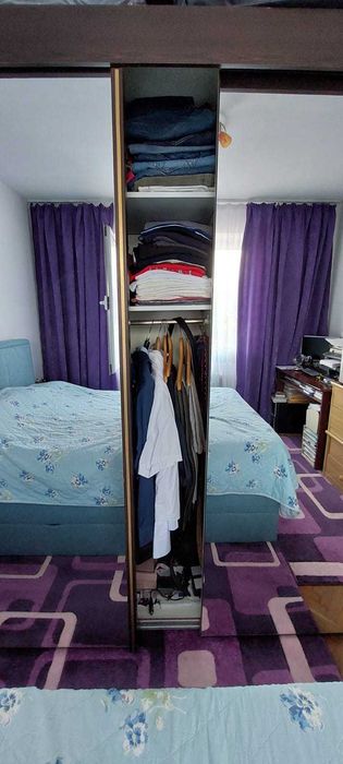 Dulap cu 3 usi glisante, cu oglinzi, pentru dormitor, fiecare separeu avand 2 polite + suport umerase, dimensiuni 2620x2195x645 mm, culoare mahagon