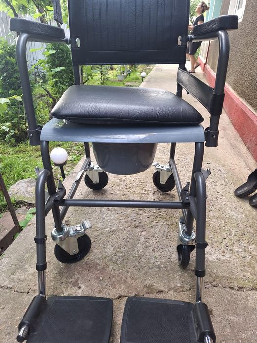 Scaun cu rotile cu vas toaleta si sezut detasabil
