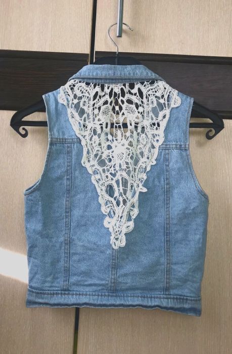 Дънково елече с дантелен гръб