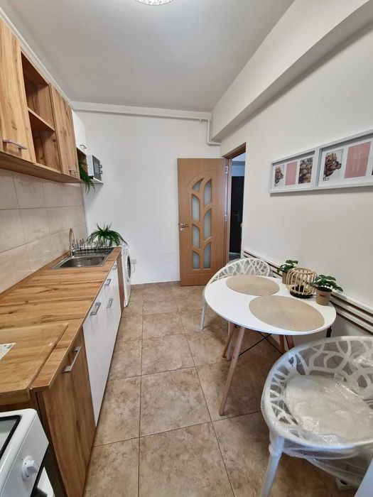 Garsonieră cu mobilă nouă, la etajul 1 din 3, în zonă de case