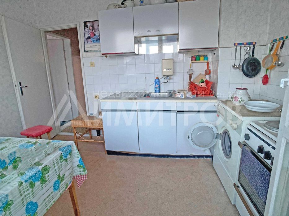 Продава се тристаен апартамент (3+1) 77 кв.м. в саниран блок в гр. Нови пазар в района на Бялта чешма на града.