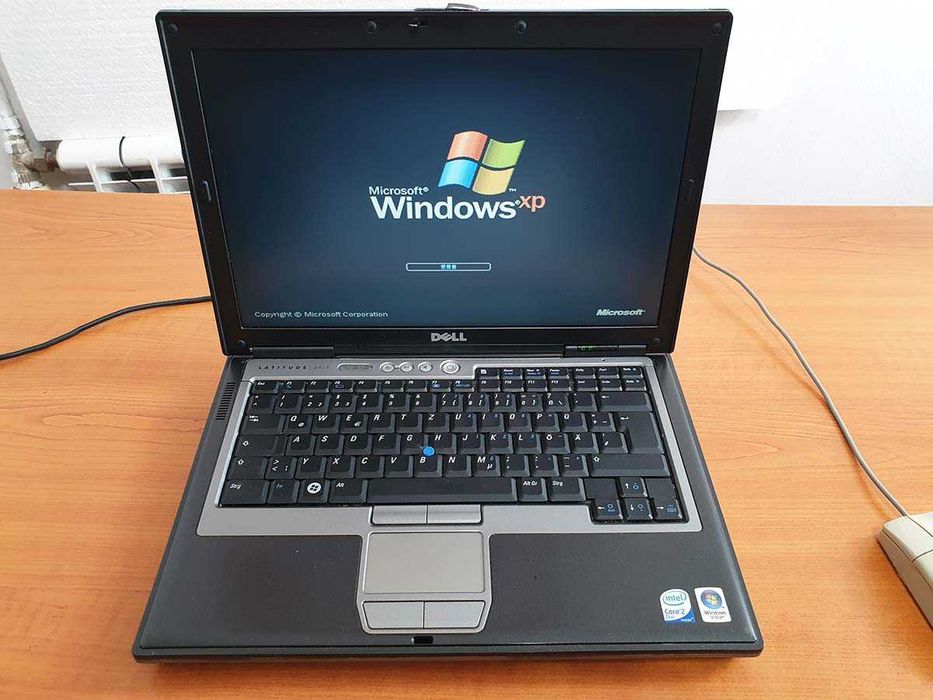 Продавам уникален ретро лаптоп HP Dell Latitude D620 с Windows XP и РАБОТЕЩ сериен порт COM1