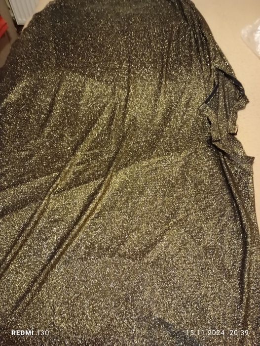 Costum cu fustă lunga aurie