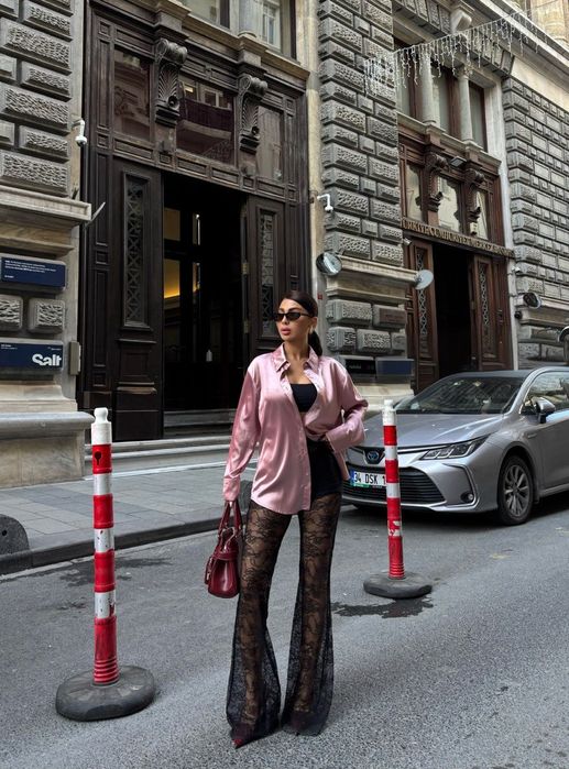 Изчистена сатенена риза налична в размер  S/M/L/XL